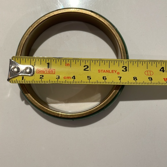 Green Wooden Bracelet set in a gold tone - Picture 5 of 6